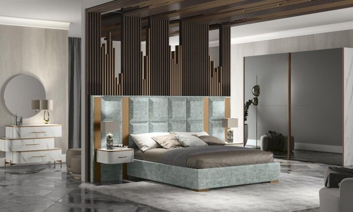 Una camera da letto con letto, cassettiera, comodino e specchio.