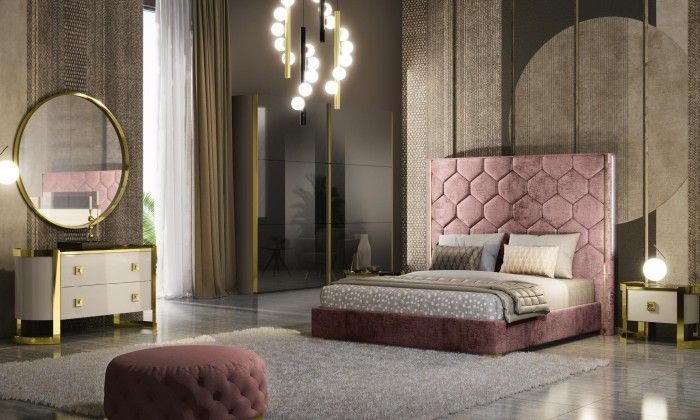 Una camera da letto con letto, cassettiera, comodino, specchio e pouf.