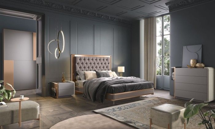 Una camera da letto con un letto, una cassettiera, un comodino e una sedia.