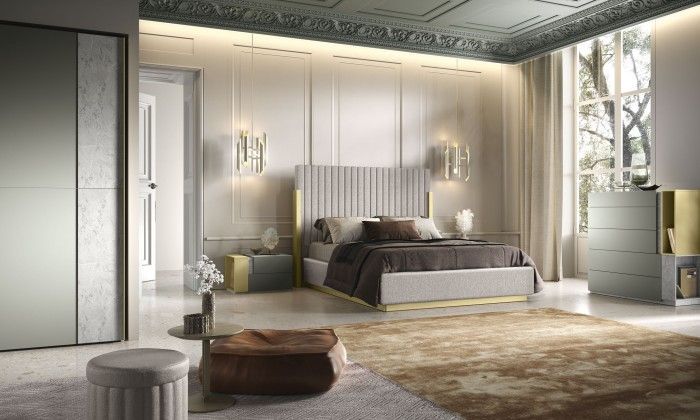 Una camera da letto con un letto, una cassettiera, un comodino e un tappeto.