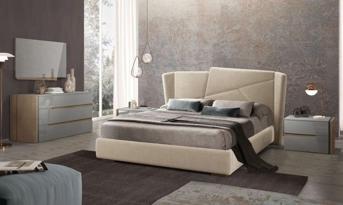 Una camera da letto con letto, cassettiera, comodino e specchio.