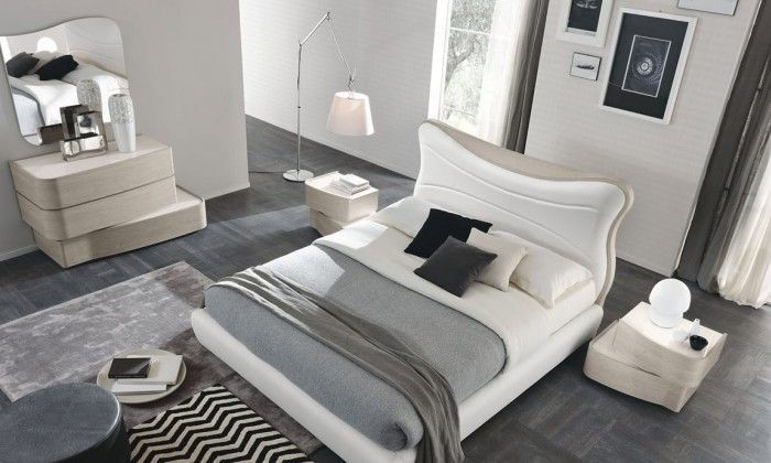 Una camera da letto con un letto grande e un comodino