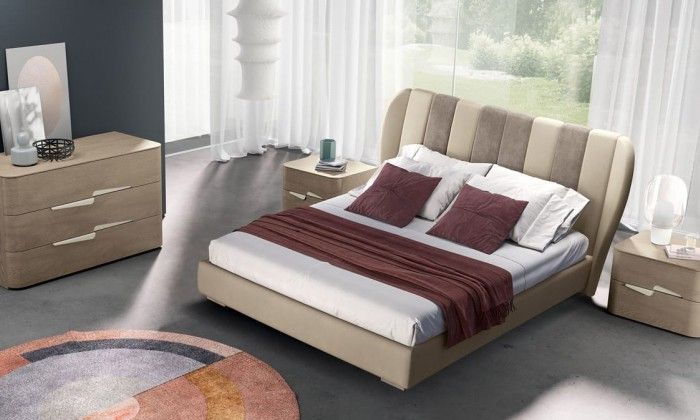 Una camera da letto con un letto, una cassettiera e un comodino