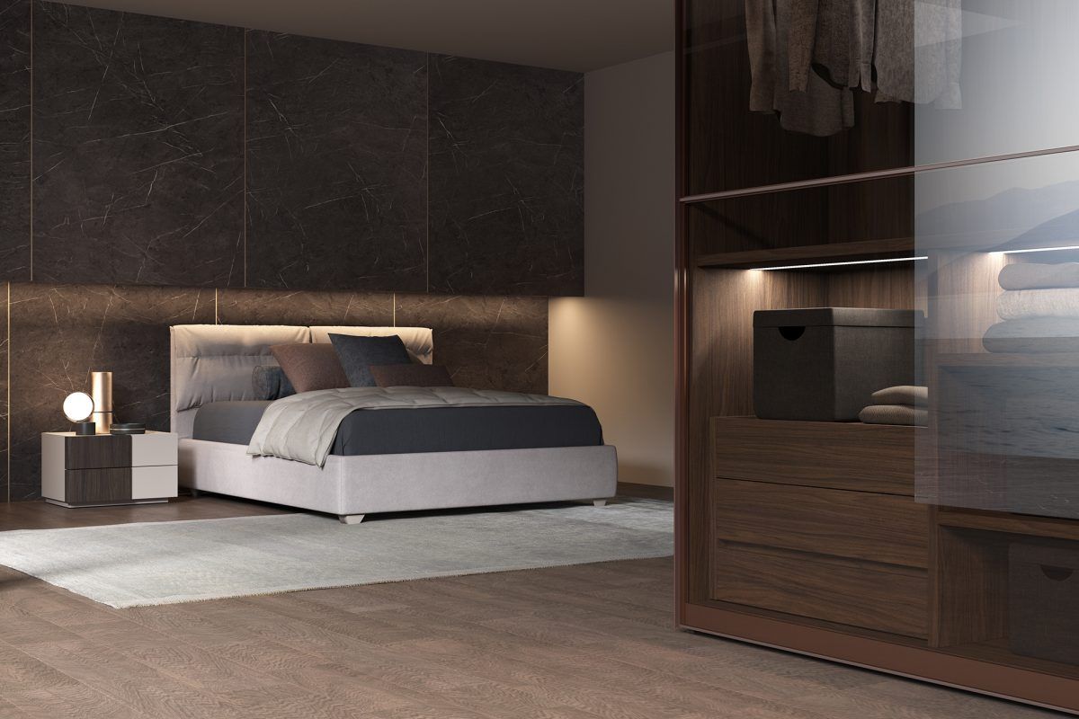 Una camera da letto con un letto grande e una porta scorrevole in vetro