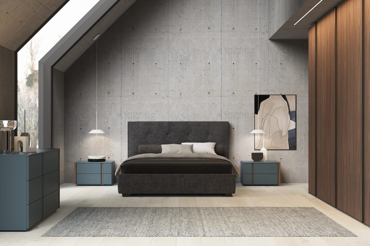 Una camera da letto con un letto grande e due comodini