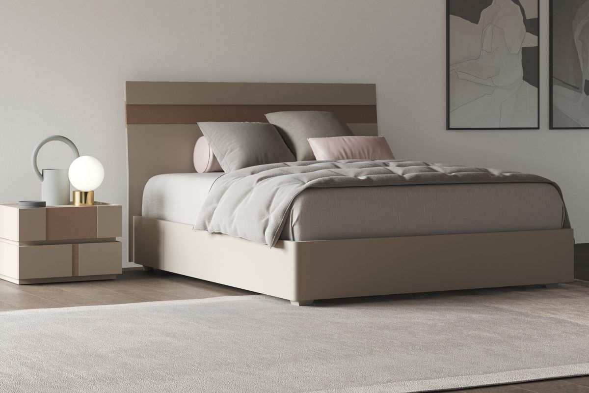 Una camera da letto con un letto, un comodino e una lampada