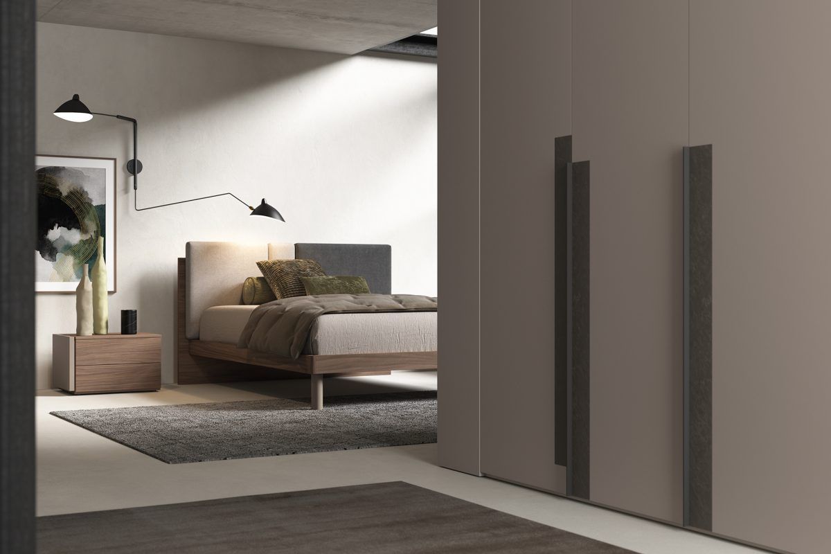 Una camera da letto con un letto, un comodino e un tappeto