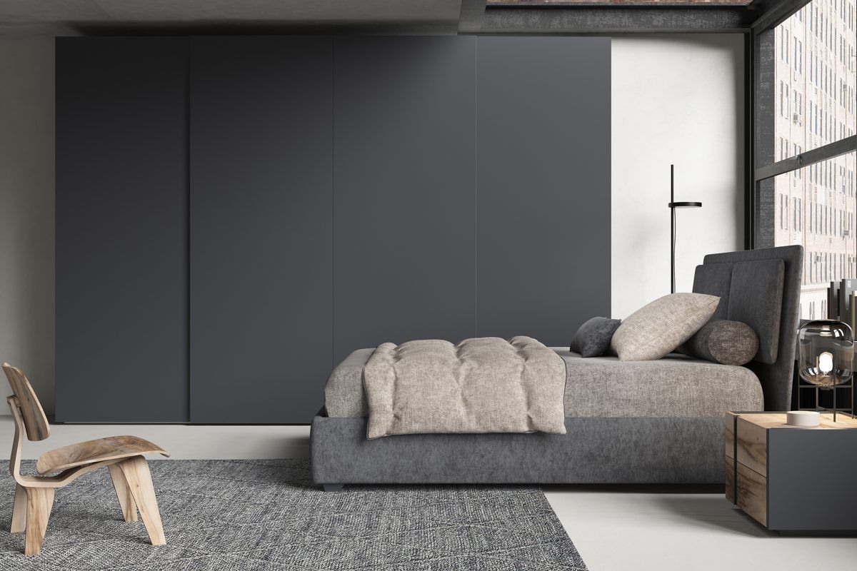 Una camera da letto con un letto e una sedia