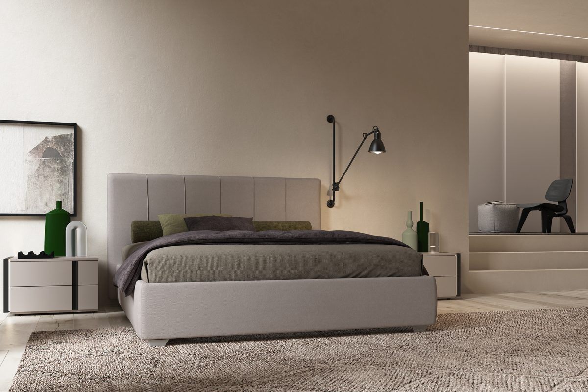 Una camera da letto con un letto e due comodini