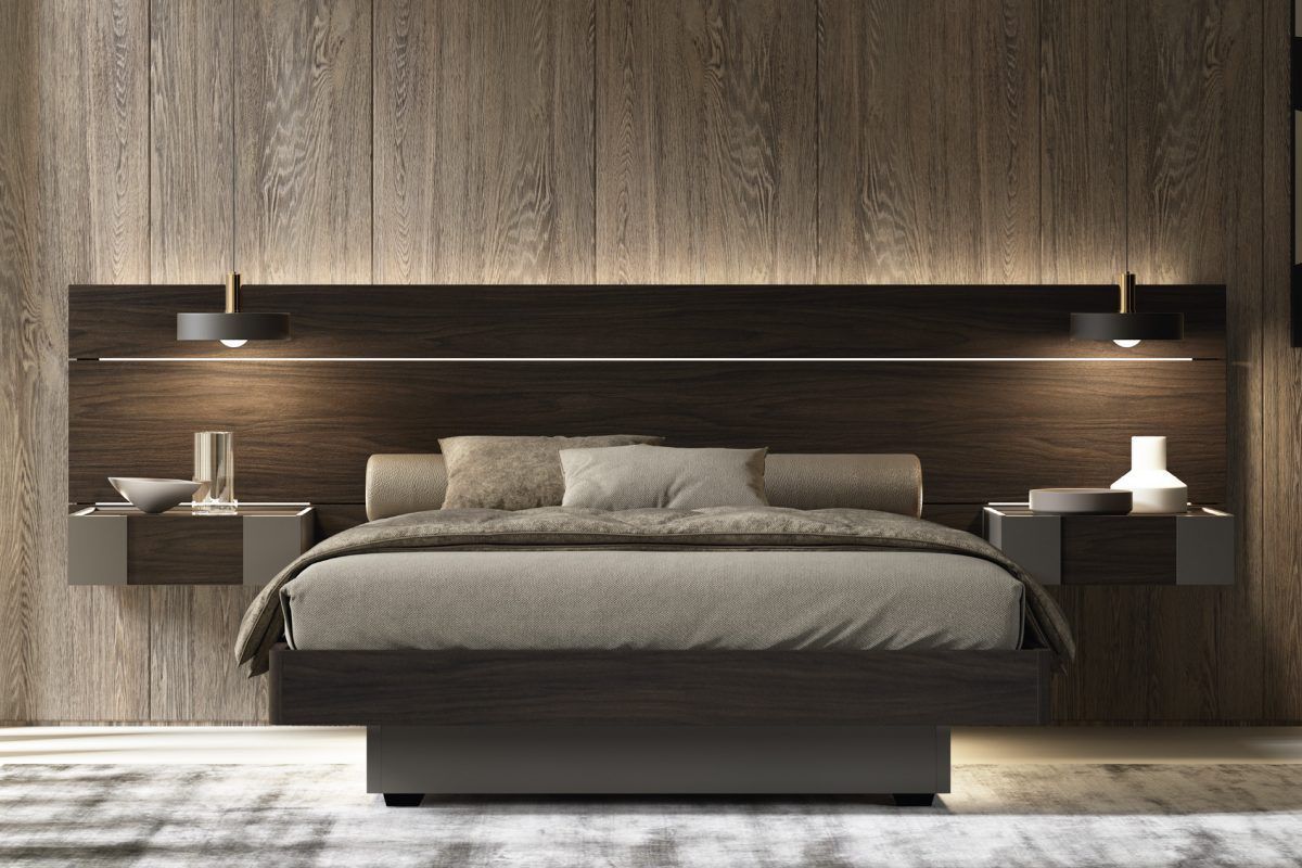 Una camera da letto con un letto e una parete di legno