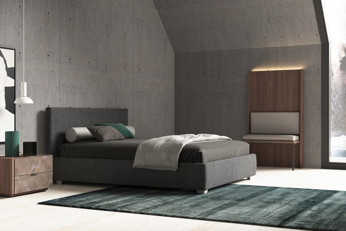 Una camera da letto con un letto grande e un tappeto