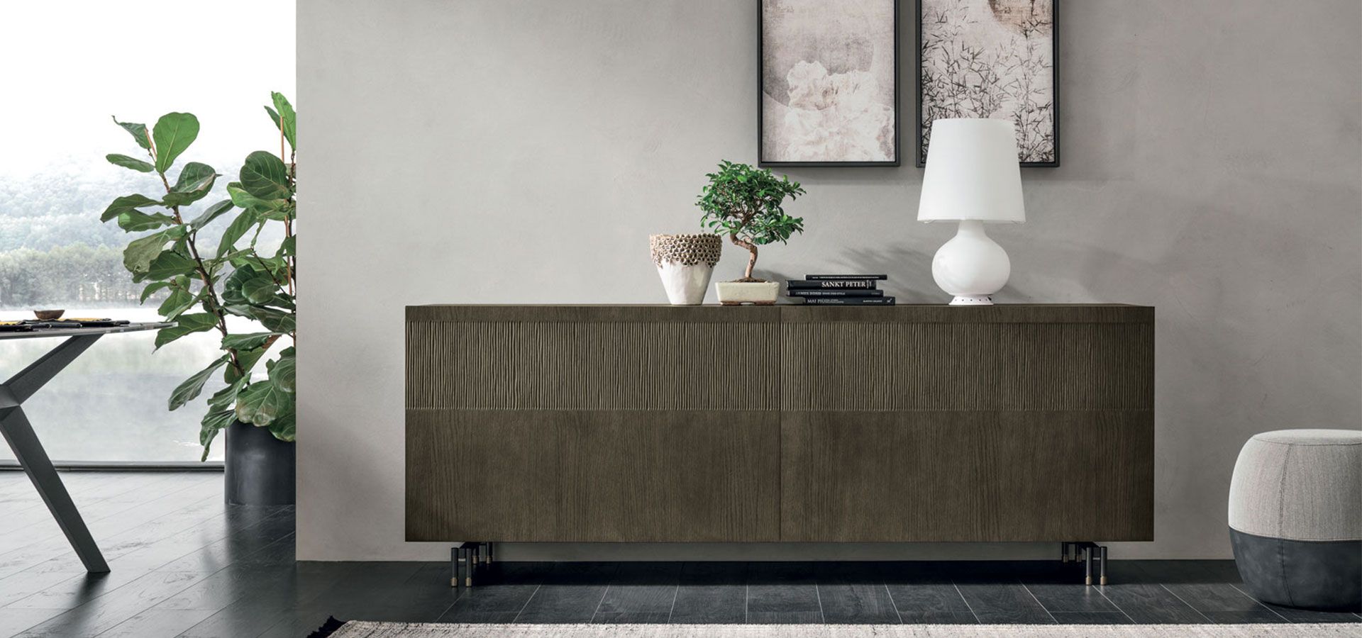 Un soggiorno con una cassettiera e una lampada