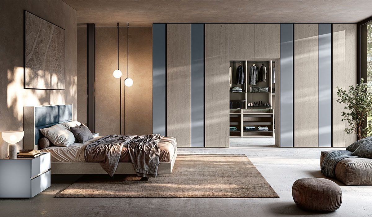 Una camera da letto con un letto, comodini e cabina armadio.