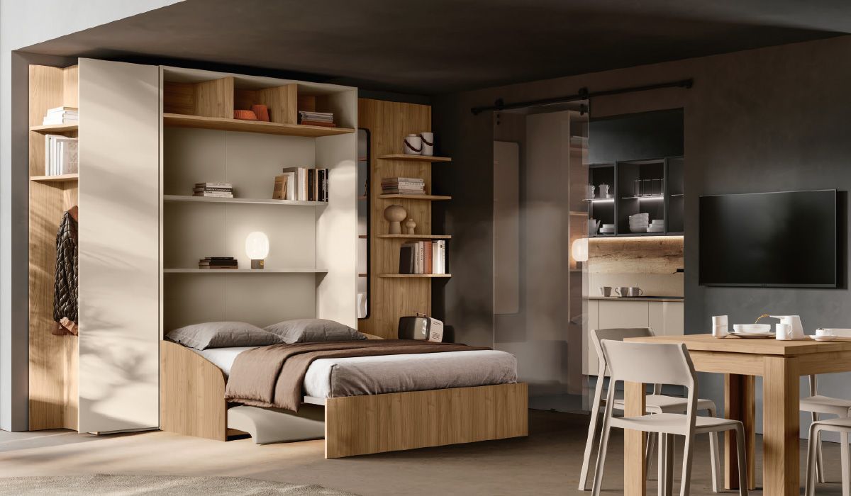 Una camera da letto con un letto, un tavolo e delle sedie