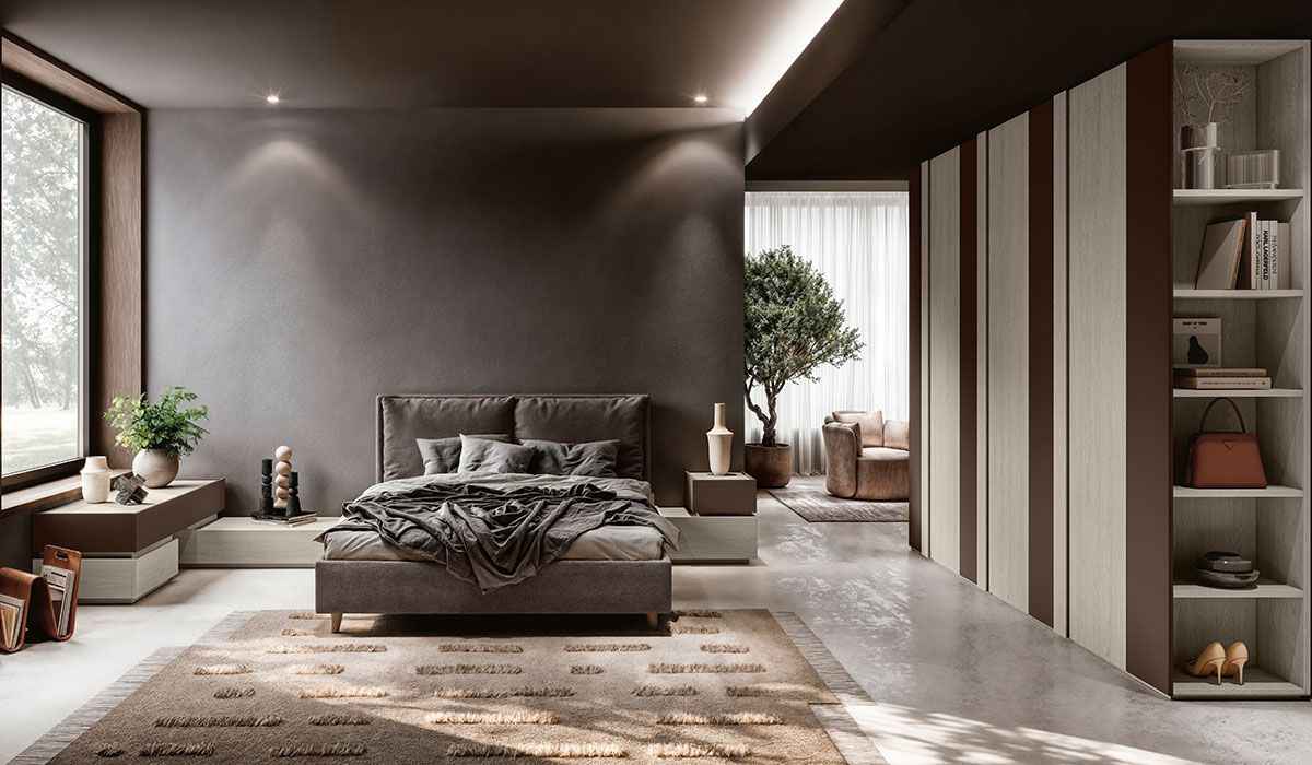 Una camera da letto con un letto, comodini, scaffali e una grande finestra.