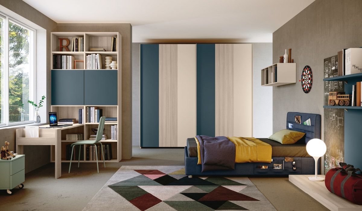 Una camera da letto con un letto, una scrivania e un armadio