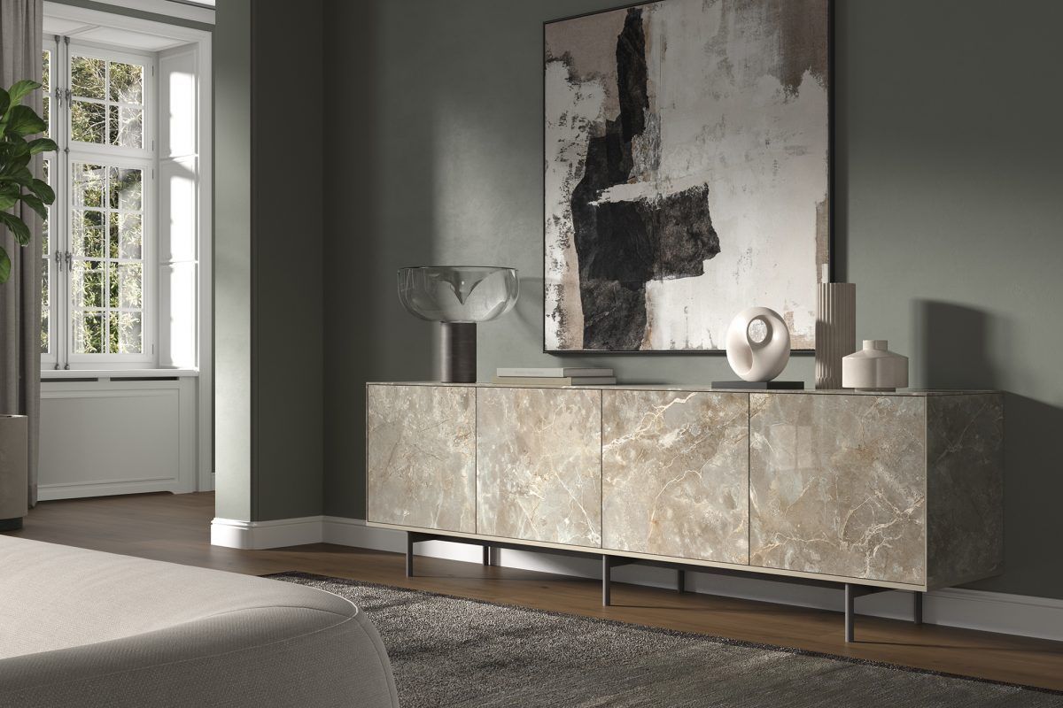 Un soggiorno con un quadro sulla parete sopra una cassettiera.