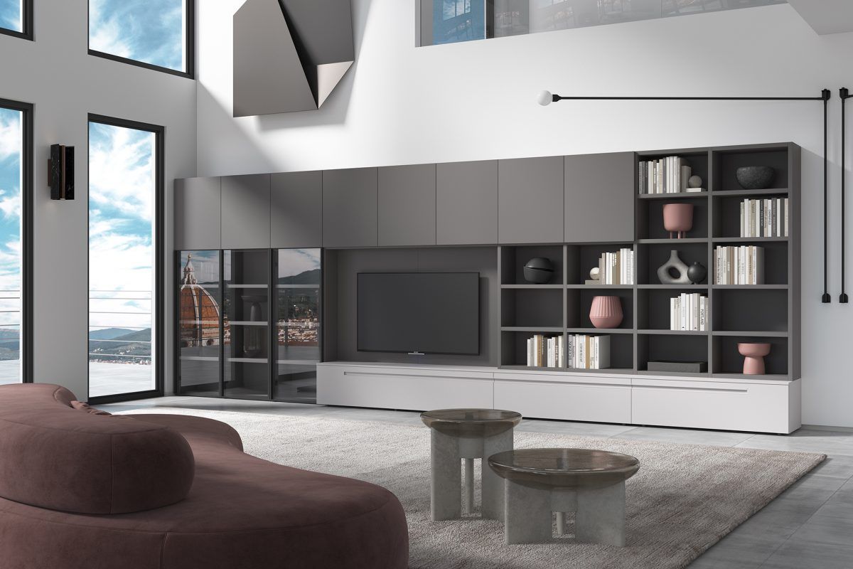 Un soggiorno con un divano e una televisione