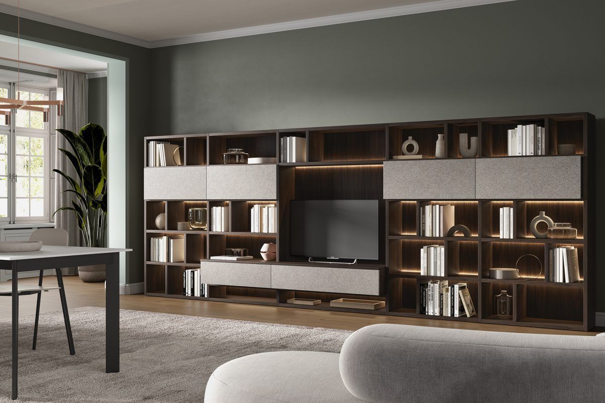 Un soggiorno con tante librerie e una TV a schermo piatto