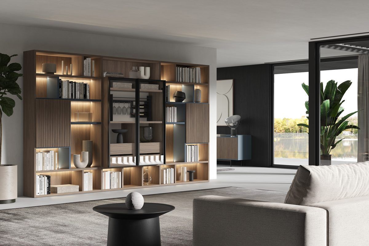 Un soggiorno con un divano e un tavolino da caffè