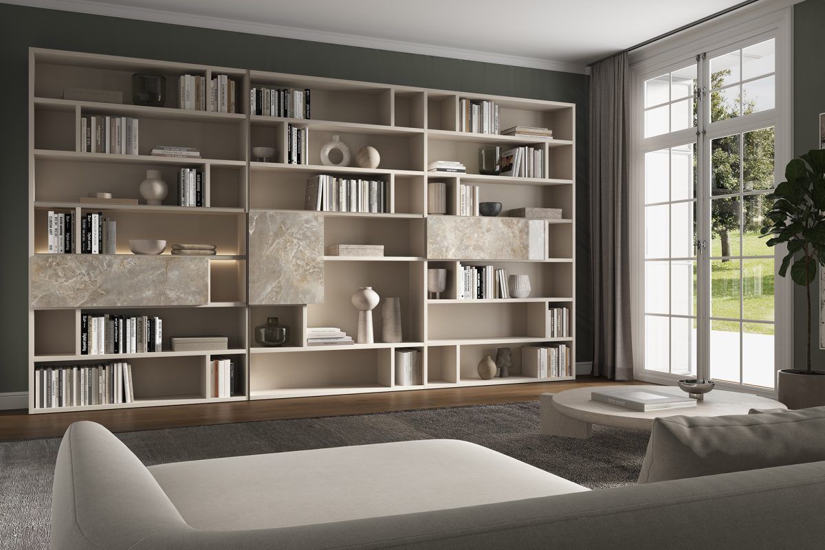Un soggiorno con tante librerie e un divano