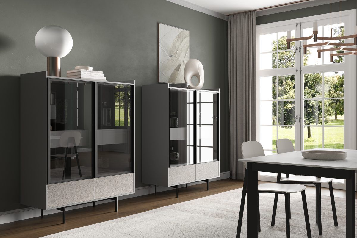 Una sala da pranzo con tavolo, sedie, armadi e una grande finestra.