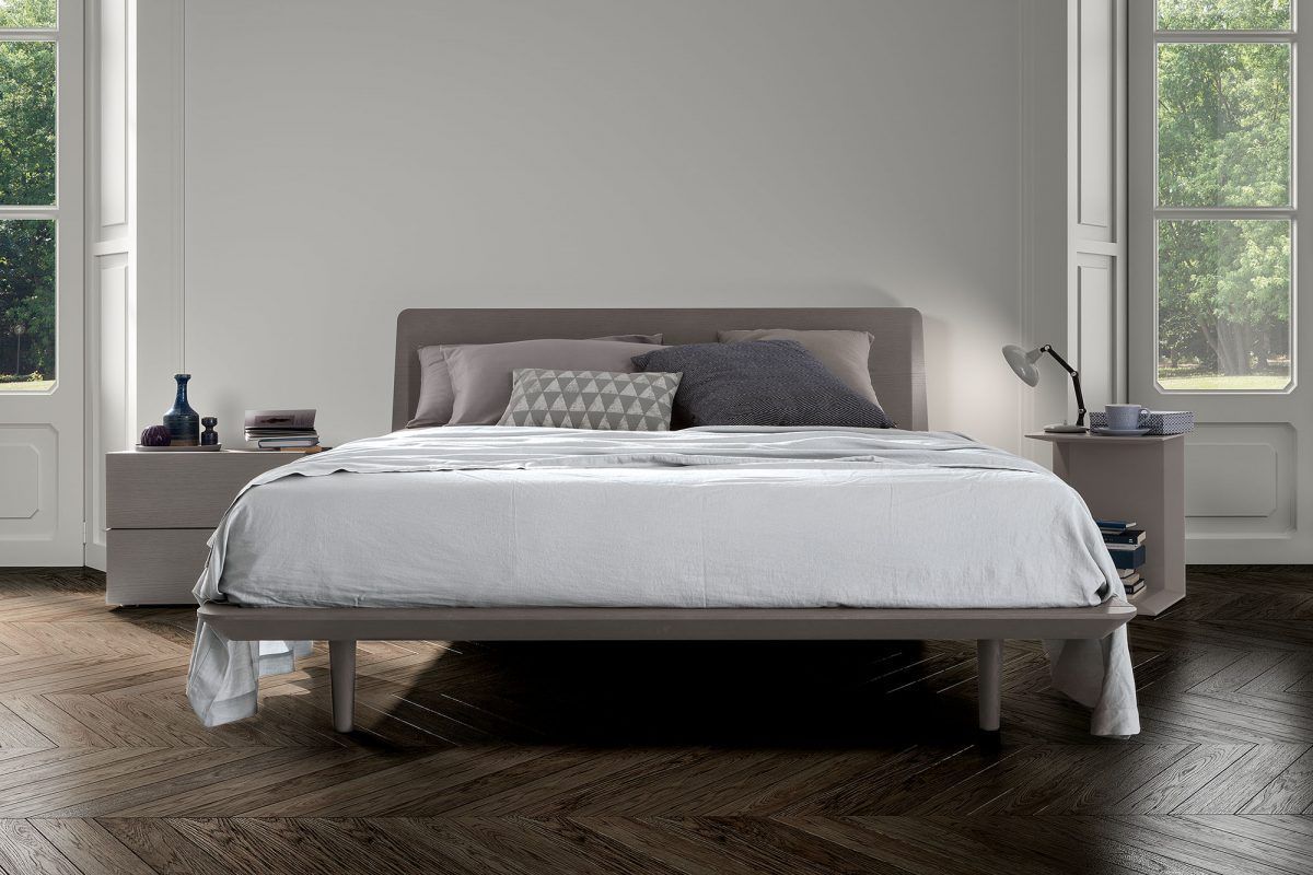 Una camera da letto con un letto grande e due comodini