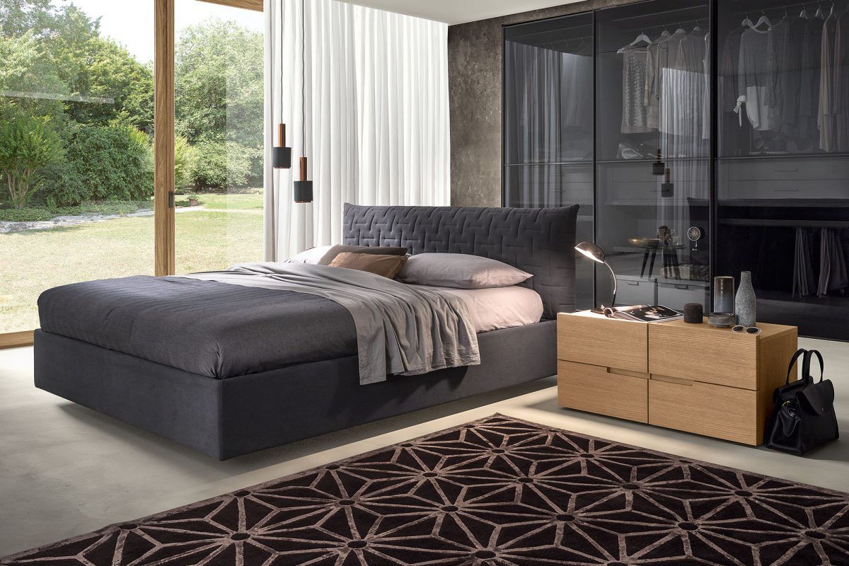 Una camera da letto con un letto grande e un tappeto