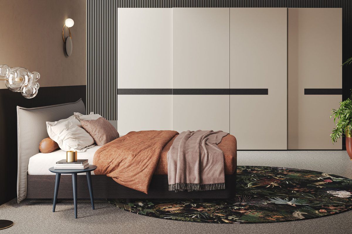 Una camera da letto con un letto e porte scorrevoli