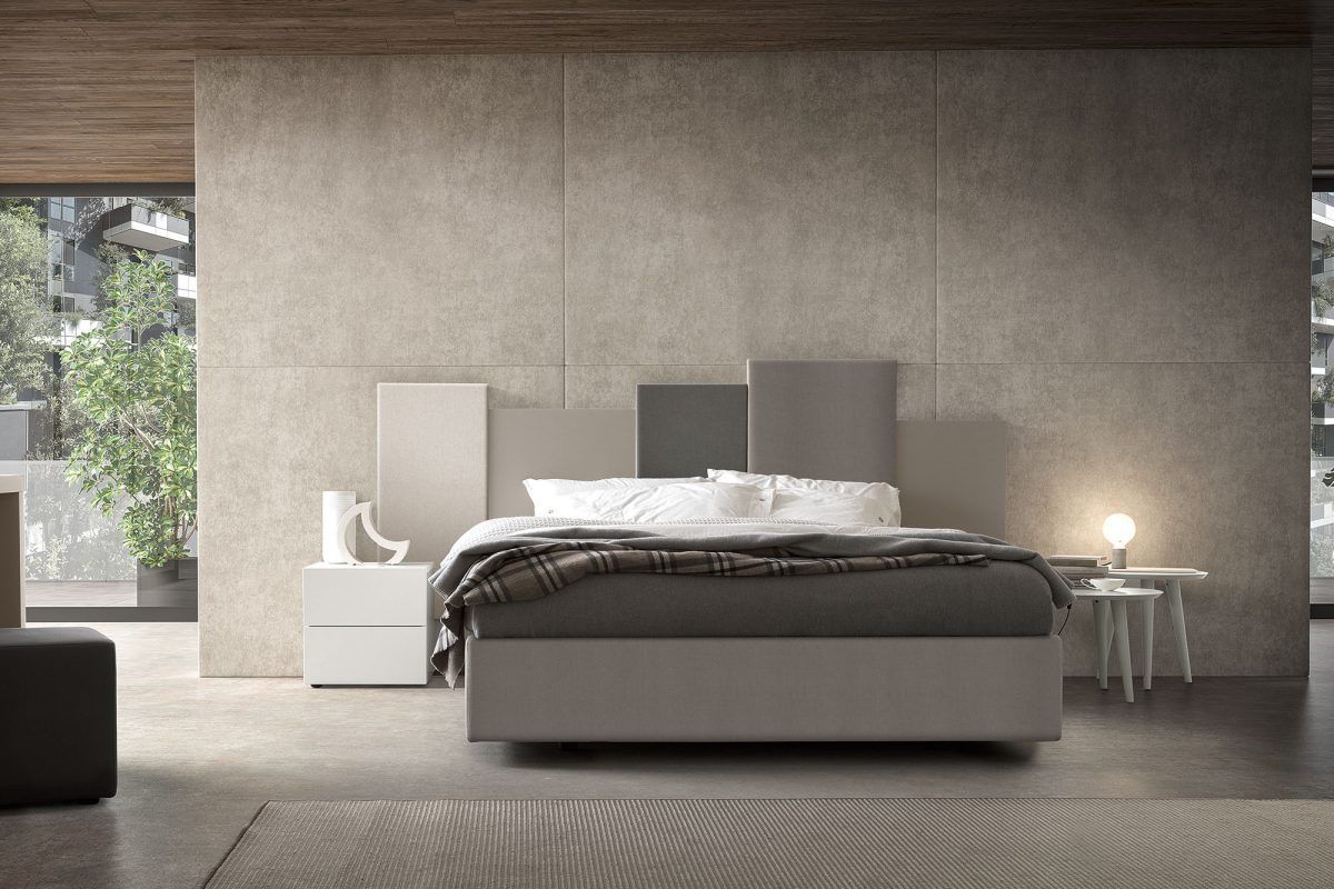 Una camera da letto con un letto grande e due comodini