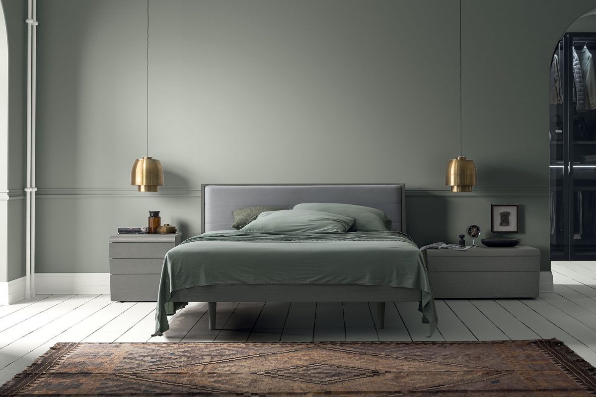 Una camera da letto con un letto, comodini e un tappeto