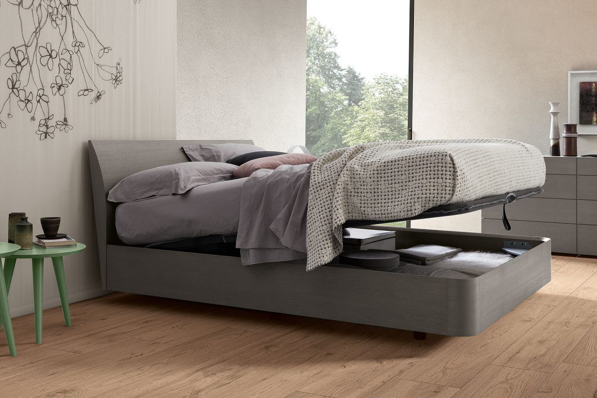 Una camera da letto con un letto e un tavolo verde