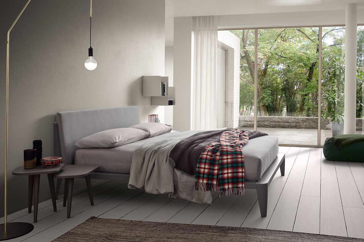 Una camera da letto con un letto grande e una porta scorrevole in vetro