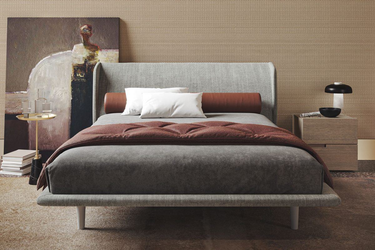 Una camera da letto con un letto e un quadro sul muro