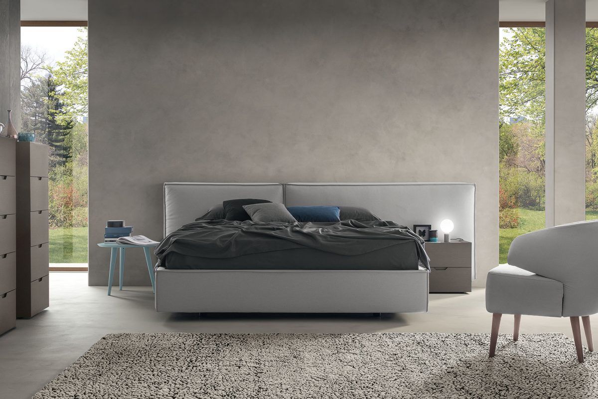 Una camera da letto con un letto grande e una sedia