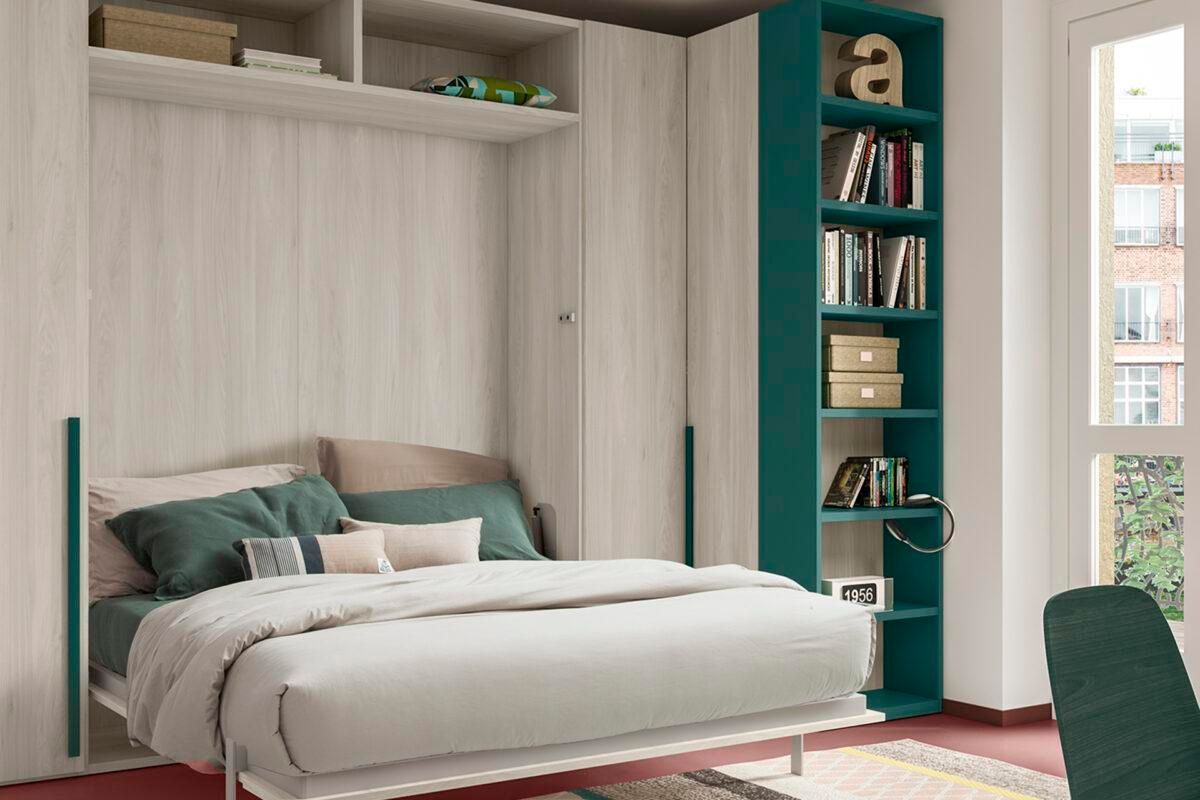 Una camera da letto con un letto e una libreria con la lettera a sopra