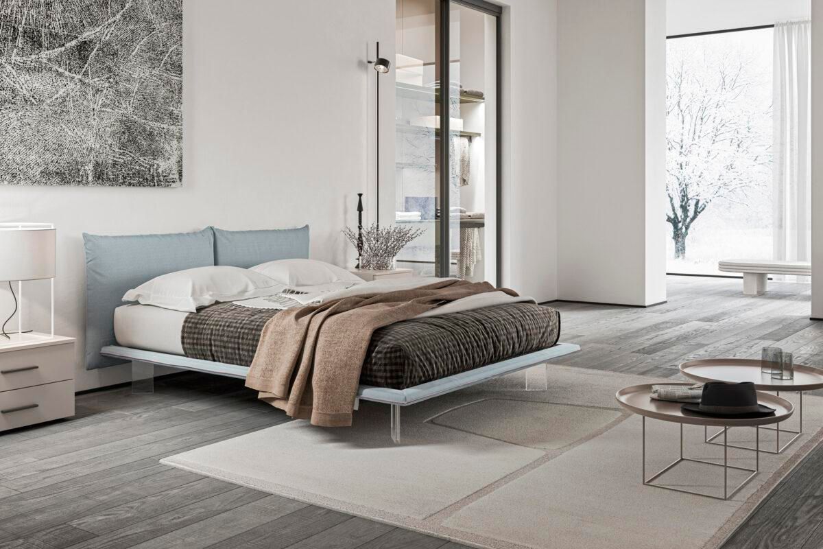 C'è un grande letto in mezzo alla stanza.