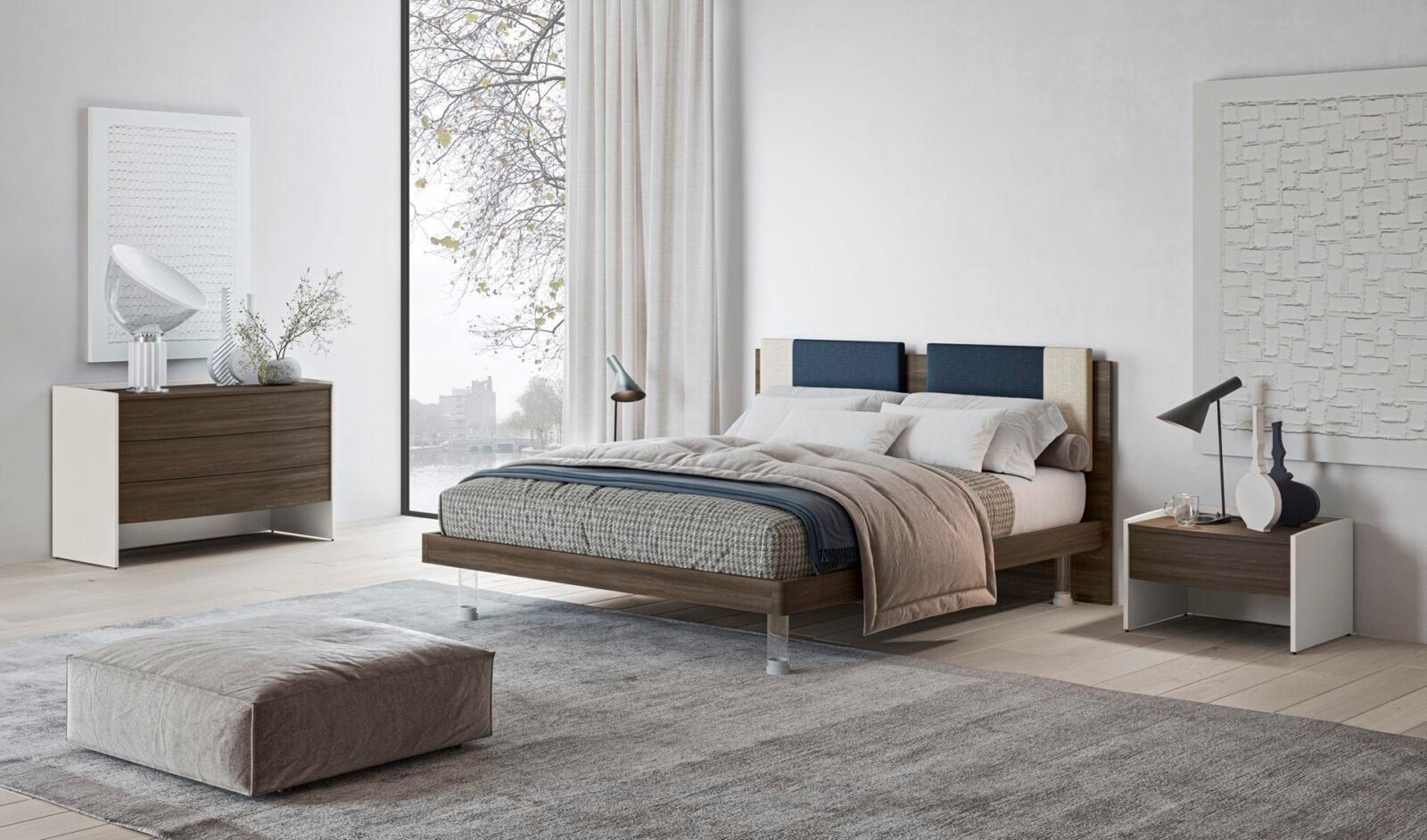 Una camera da letto con un letto, una cassettiera e un comodino