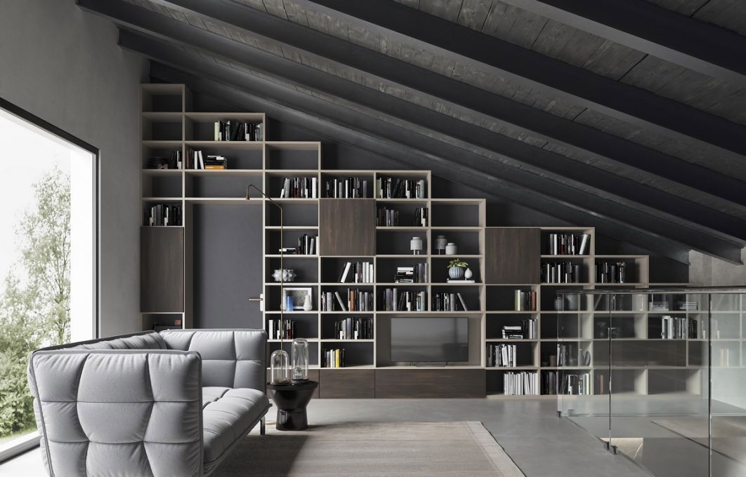 Un soggiorno con un divano e tante librerie