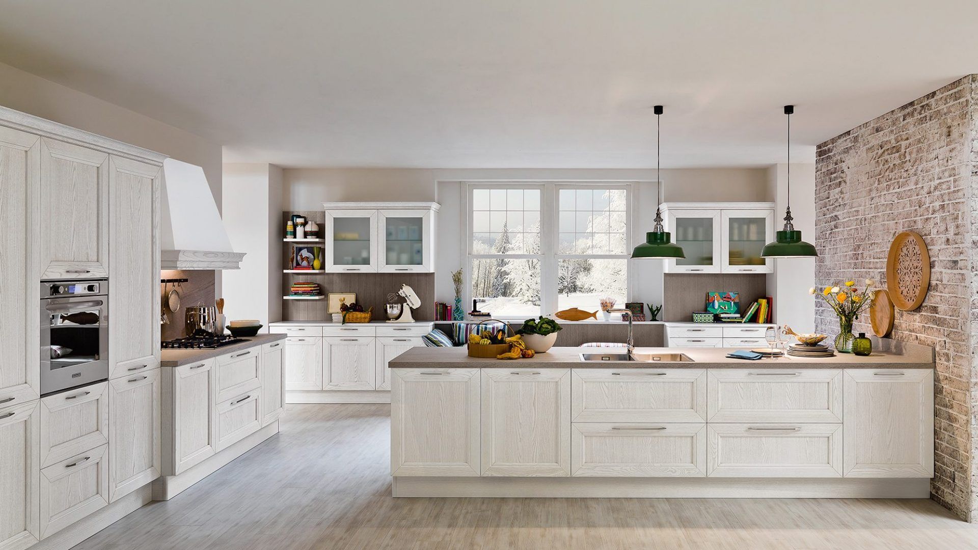 Una cucina con mobili bianchi e una grande isola