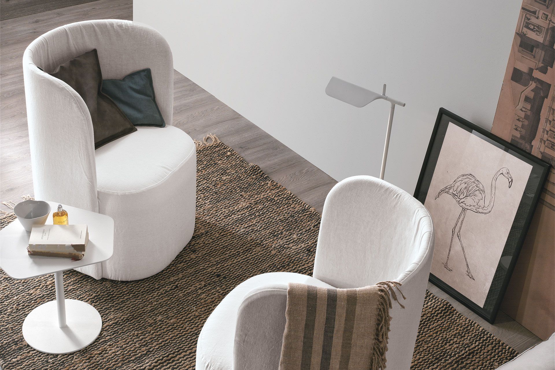 Un soggiorno con due sedie e un tavolo