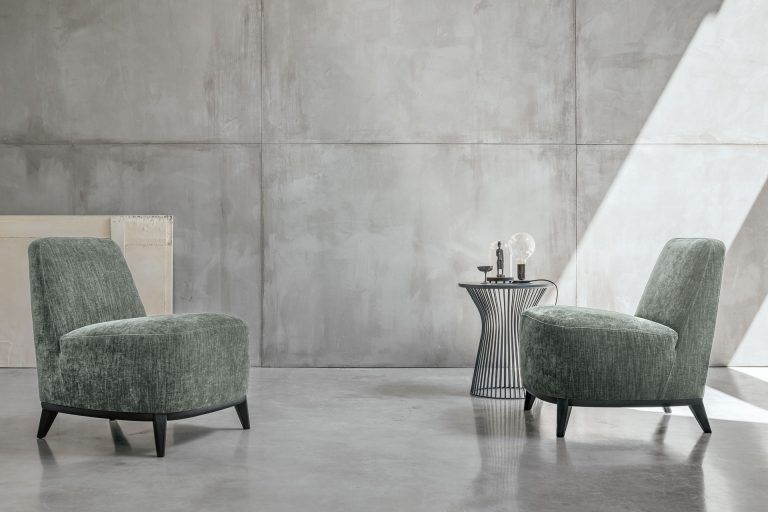 Due sedie sono posizionate una accanto all'altra in una stanza con un tavolo.