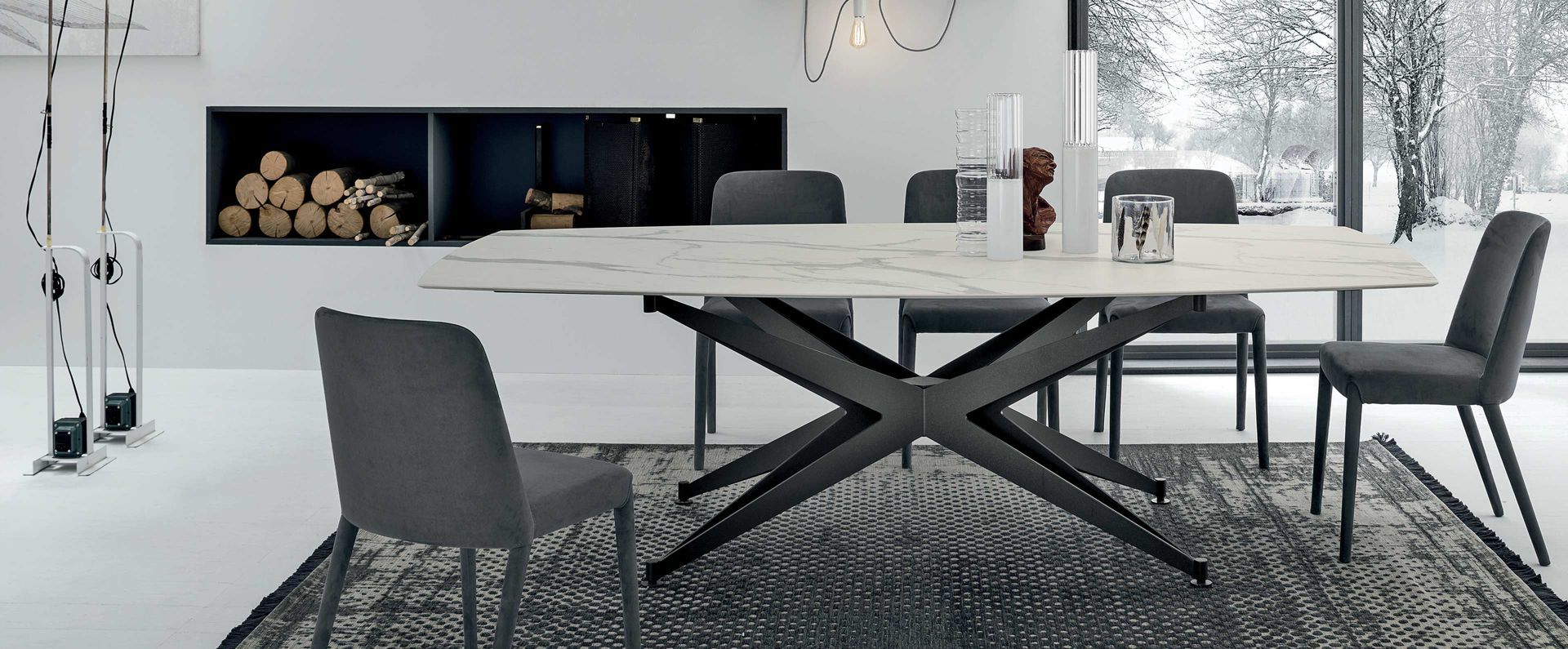 Una sala da pranzo con tavolo, sedie e camino.