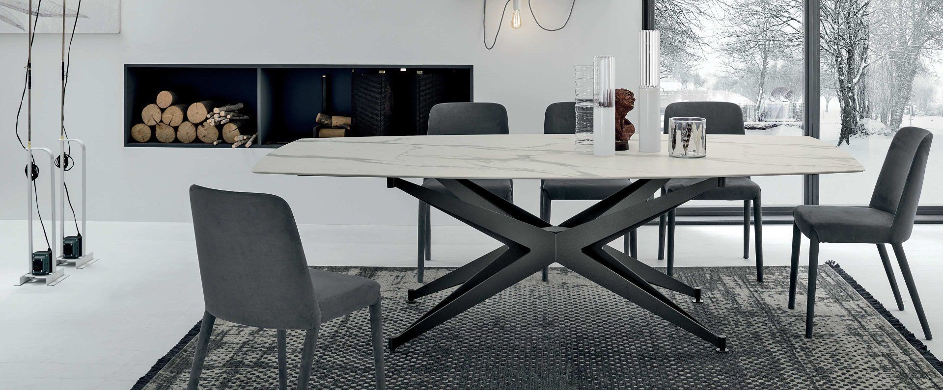 Una sala da pranzo con tavolo, sedie e camino.