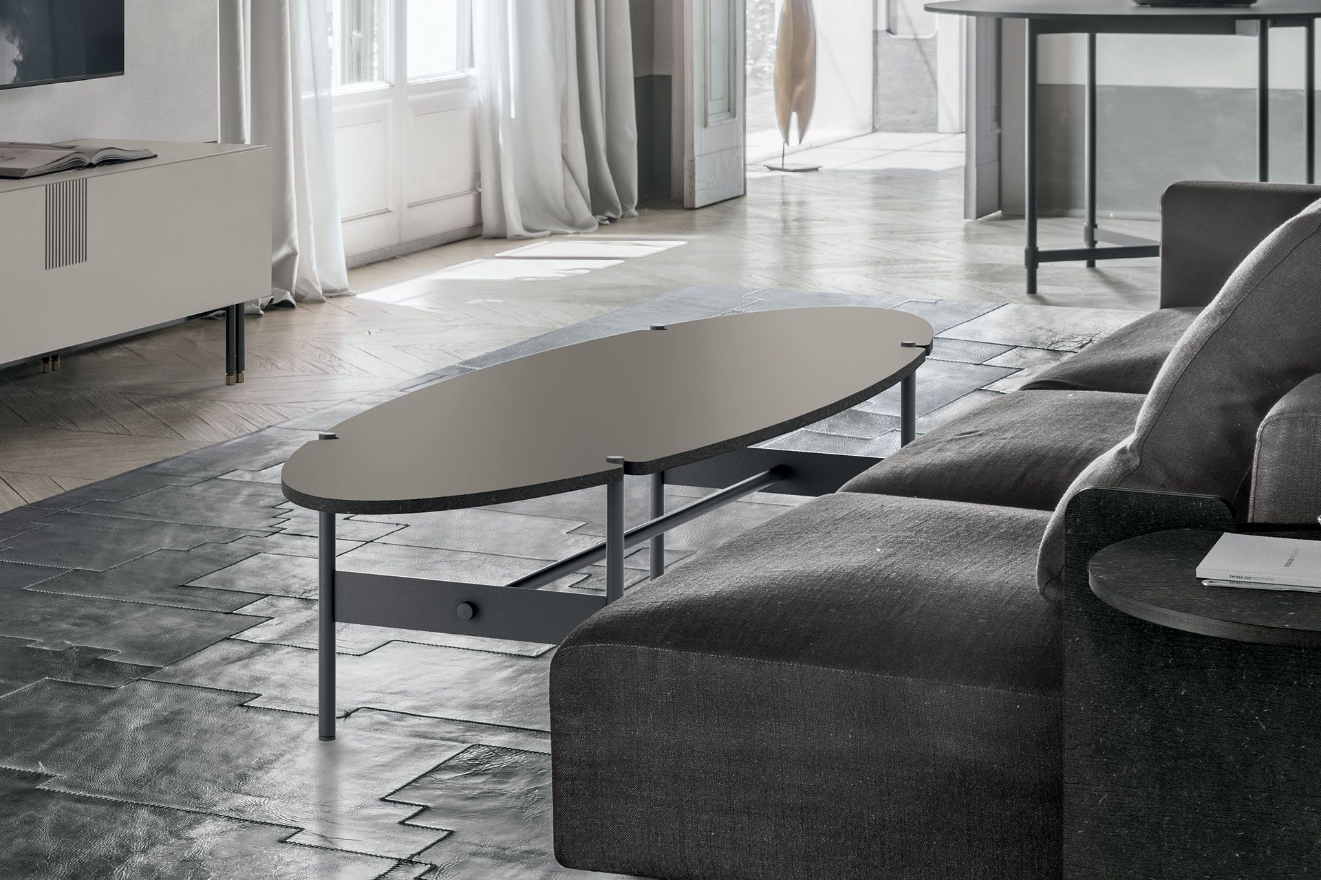 Un soggiorno con un divano e un tavolino da caffè