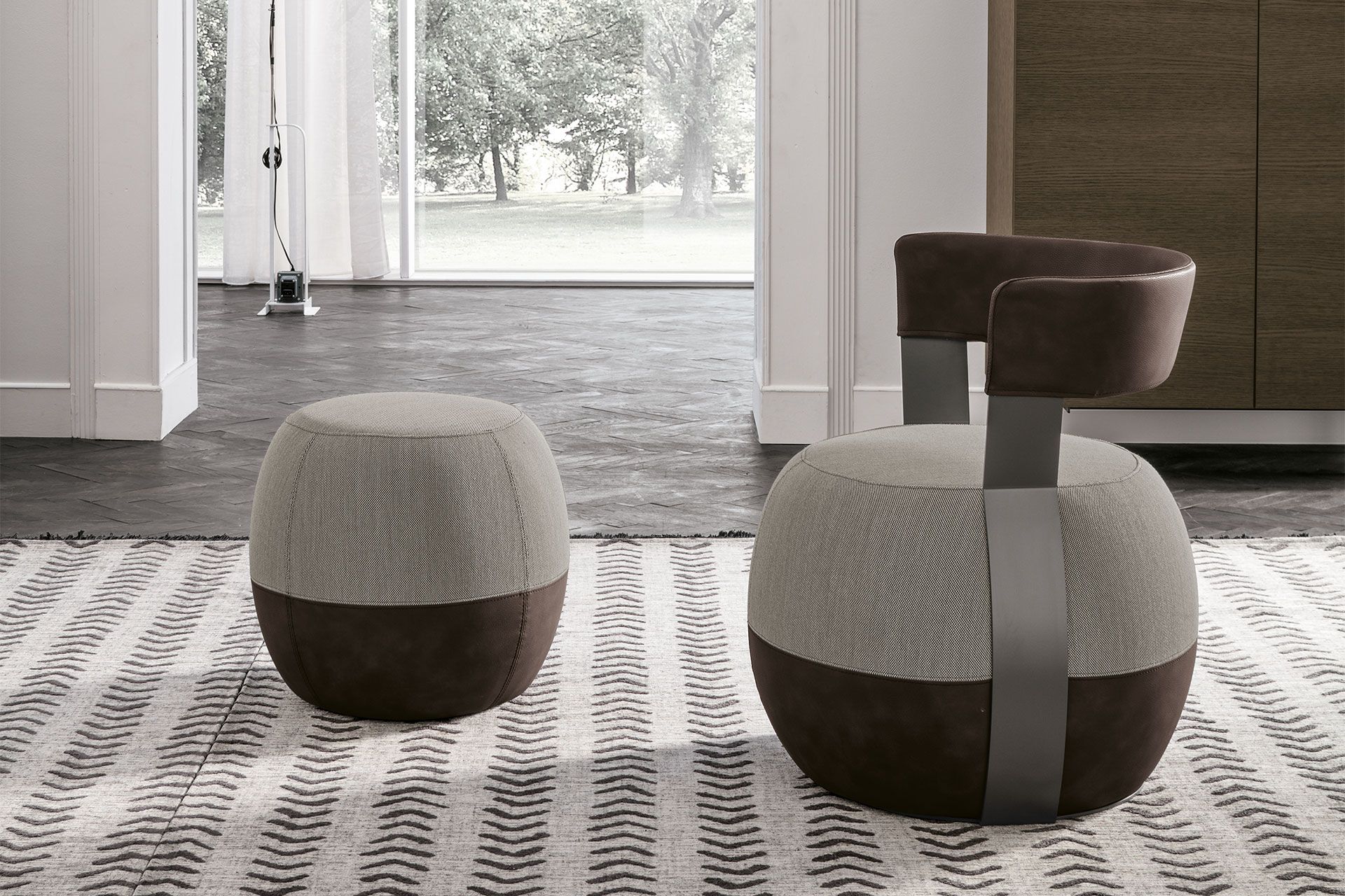 Due sedie sono appoggiate su un tappeto in una stanza