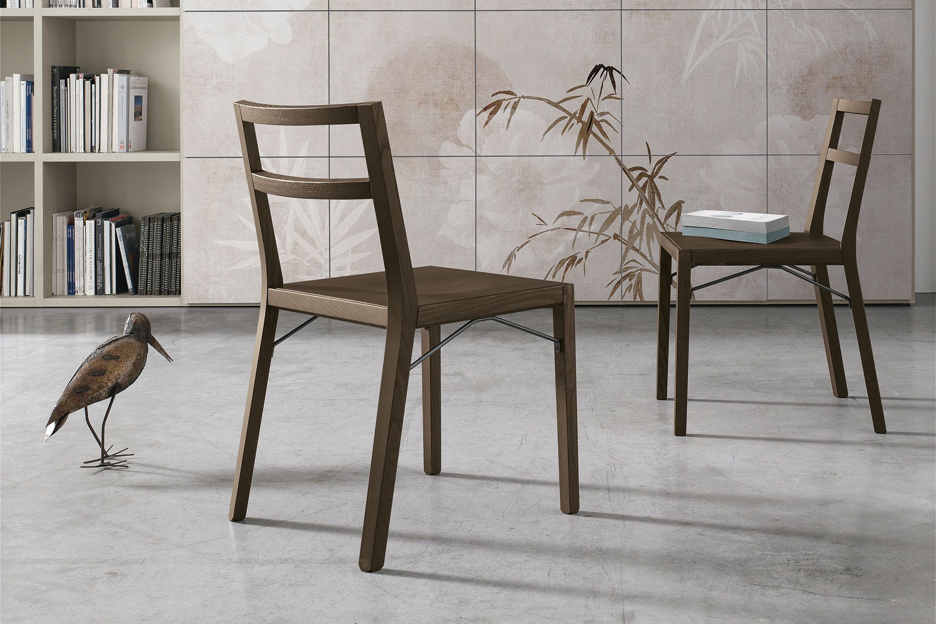 Un uccello è in piedi accanto a un tavolo e delle sedie