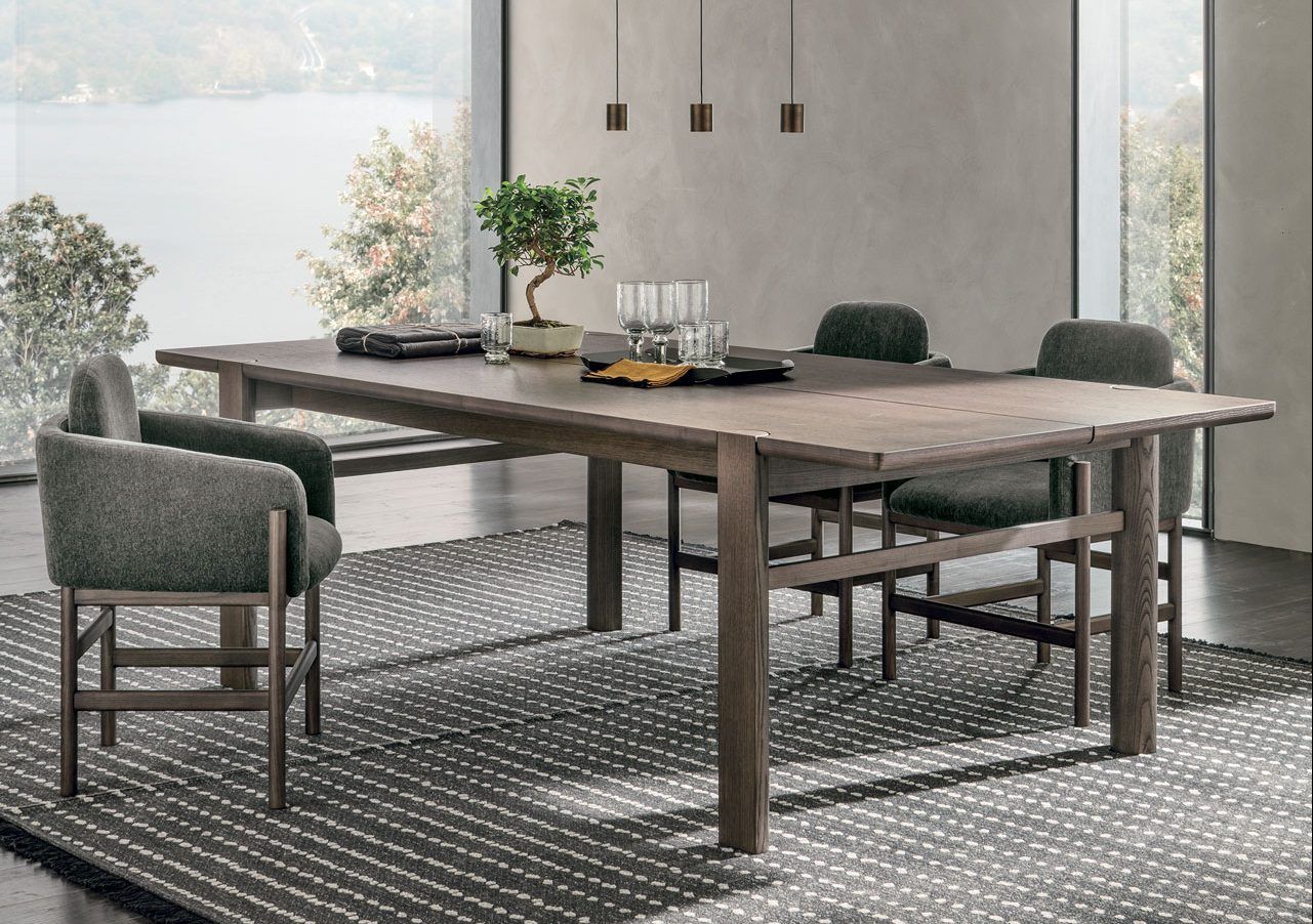 Una sala da pranzo con un tavolo, sedie e un tappeto