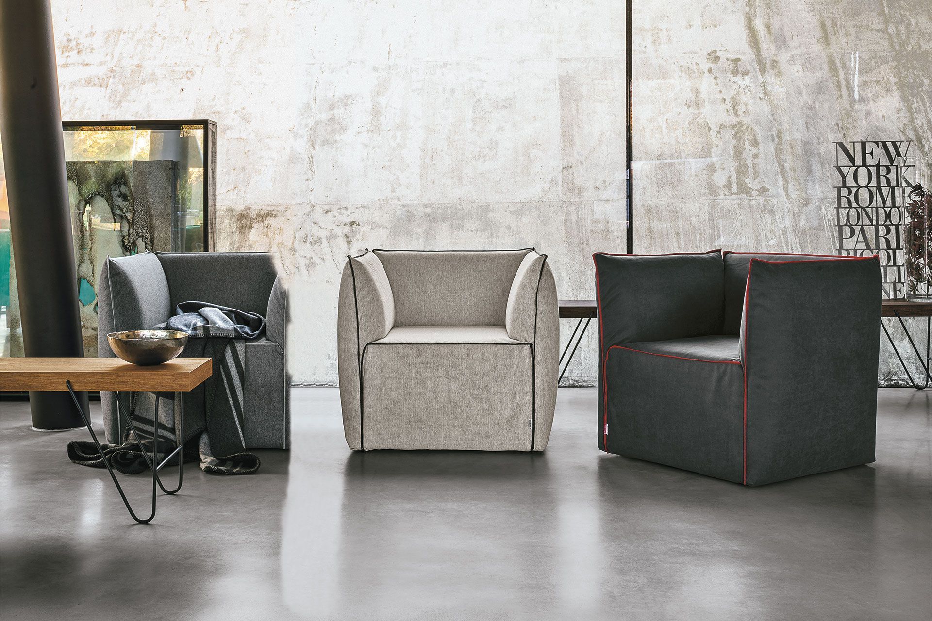 Tre sedie sono in una stanza con un cartello che dice new york