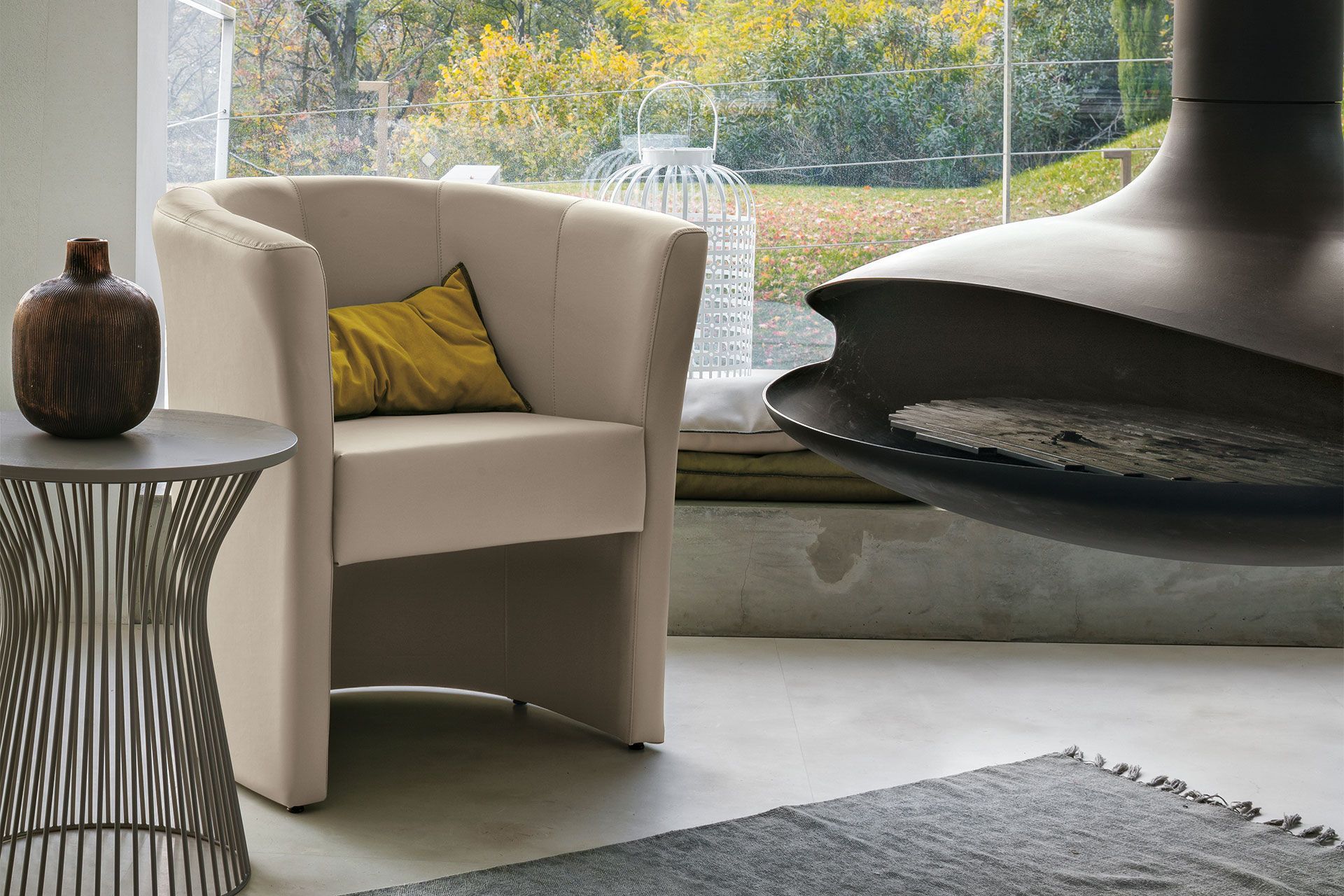 Un soggiorno con una sedia e un camino